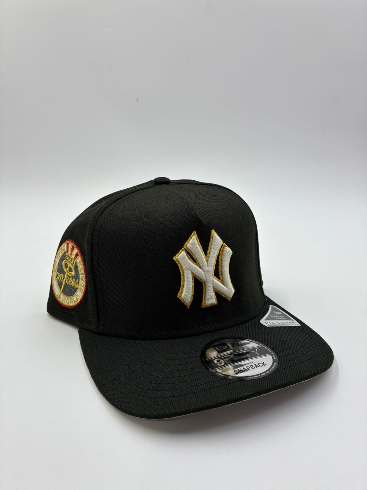 NEW ERA A-FRAME YANKEES NEGRO BLANCO DORADO