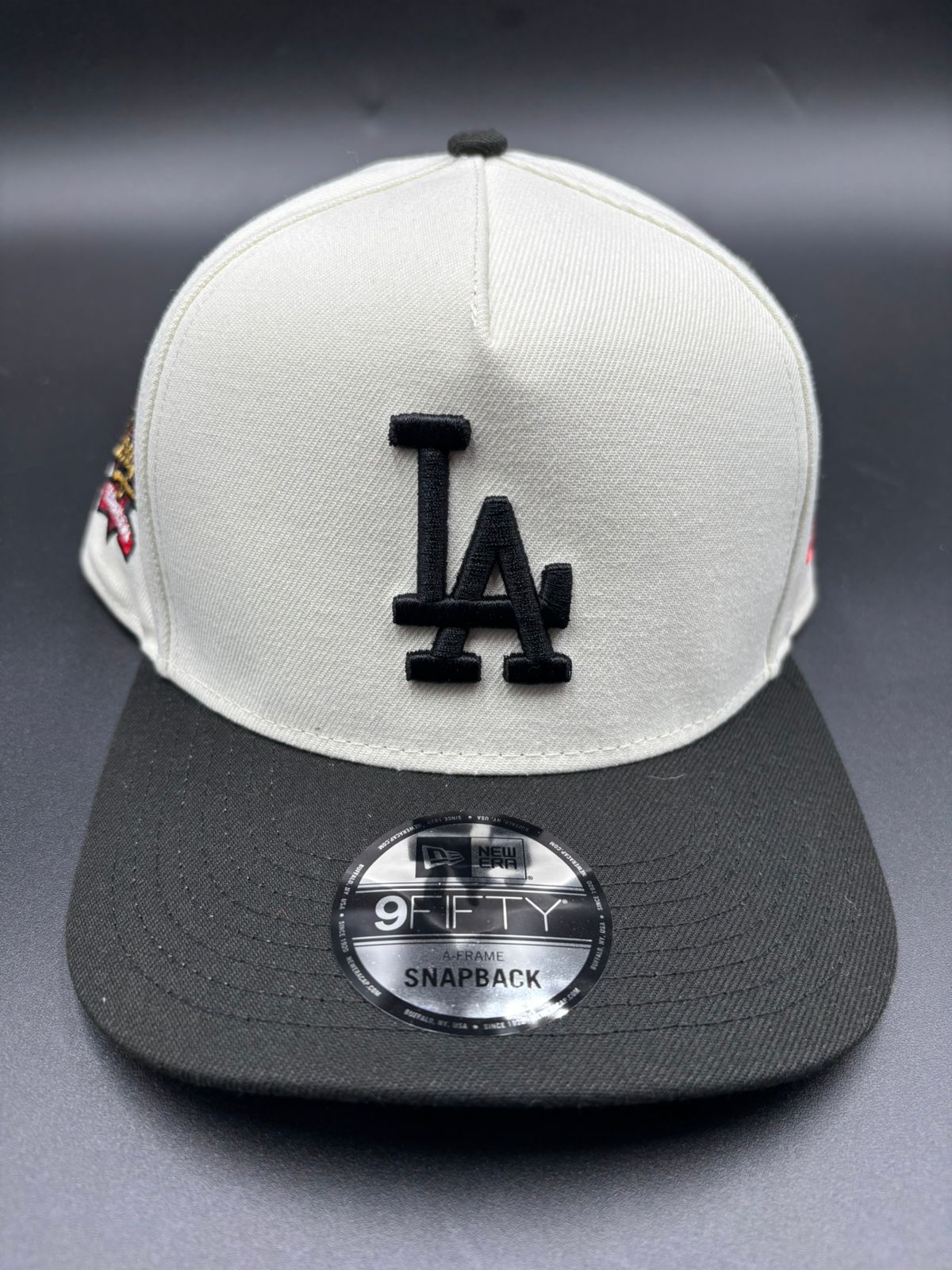NEW ERA A-FRAME LA beige negro