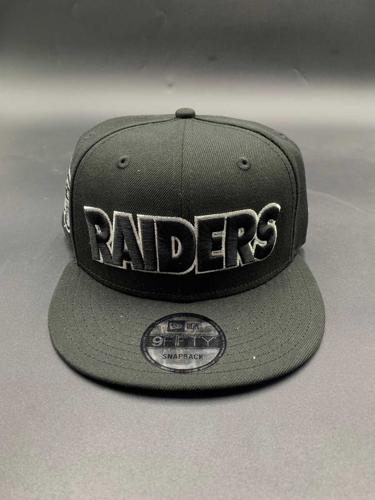 New Era Edicion Raiders Broche Negra