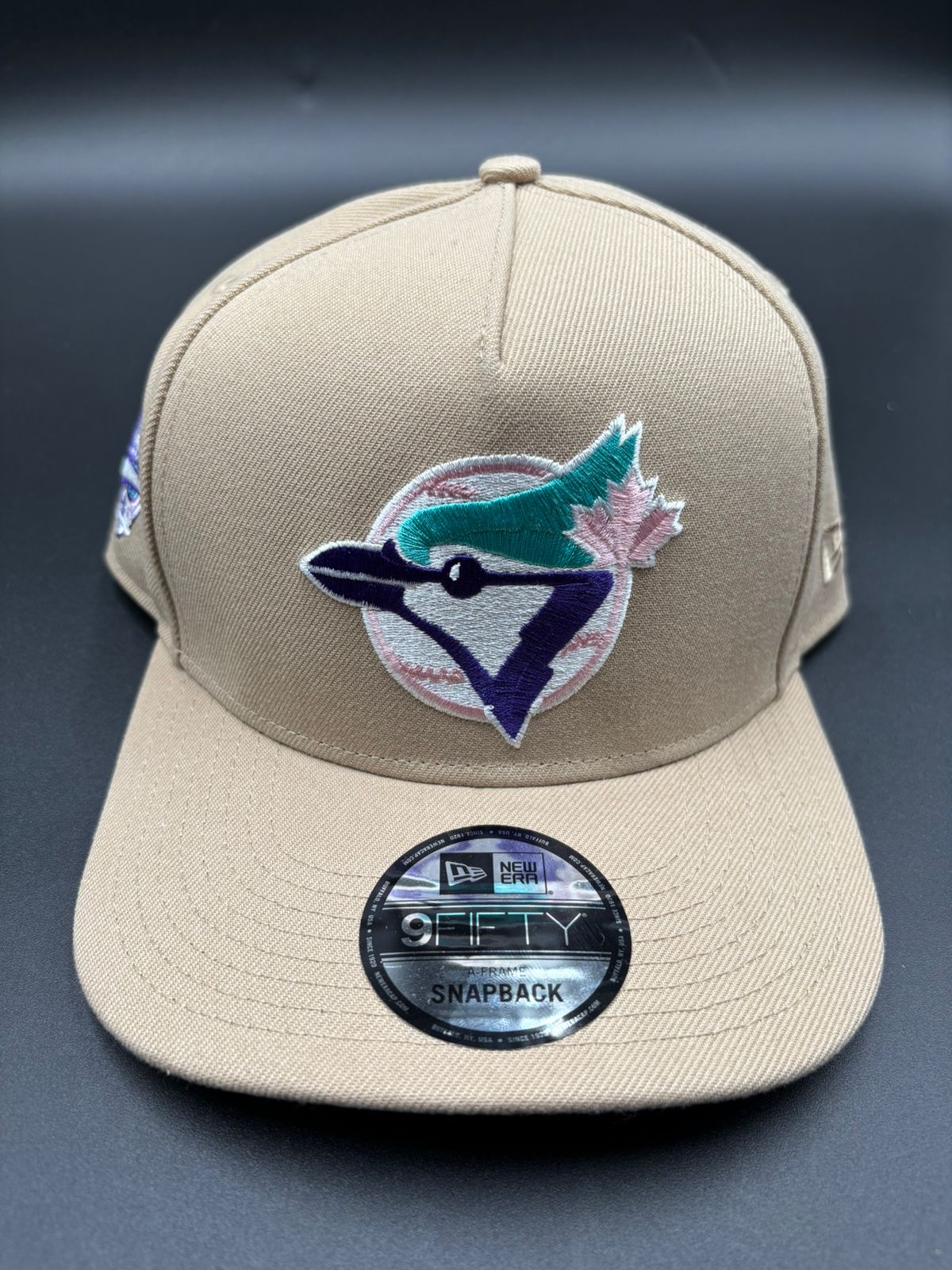 NEW ERA A-FRAME TORONTO beige. parche morado