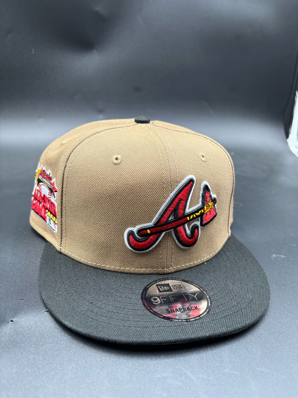 New Era Edicion Broche Bravos De Atlanta Cafe Negro