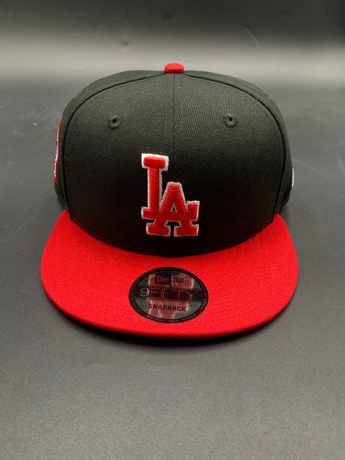 New Era Edicion LA Broche Rojo Negro