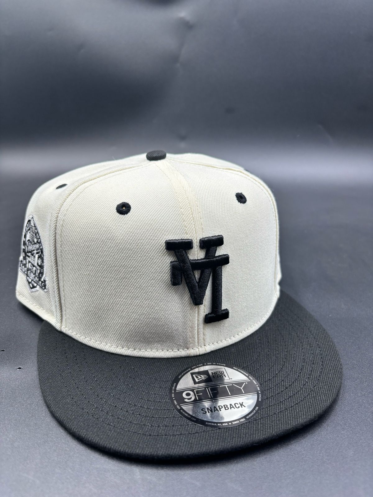 NEW ERA edicion broche LA beige negro