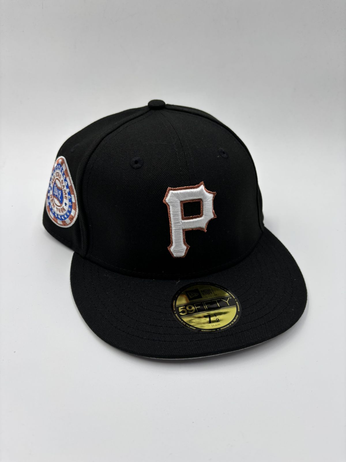 NEW ERA EDICION PIRATAS NEGRO CONTORNO CAFE