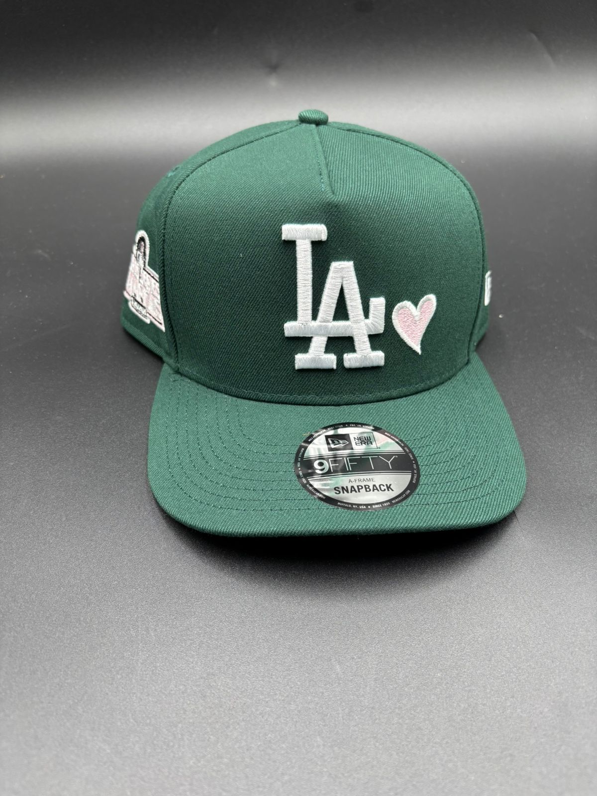 New Era Edicion Broche LA Verde Corazon Rosa