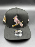 NEW ERA A-FRAME CARDENALES NEGRO ROSA