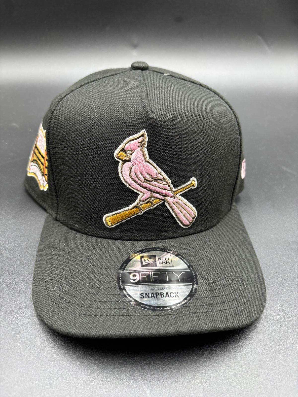 NEW ERA A-FRAME CARDENALES NEGRO ROSA