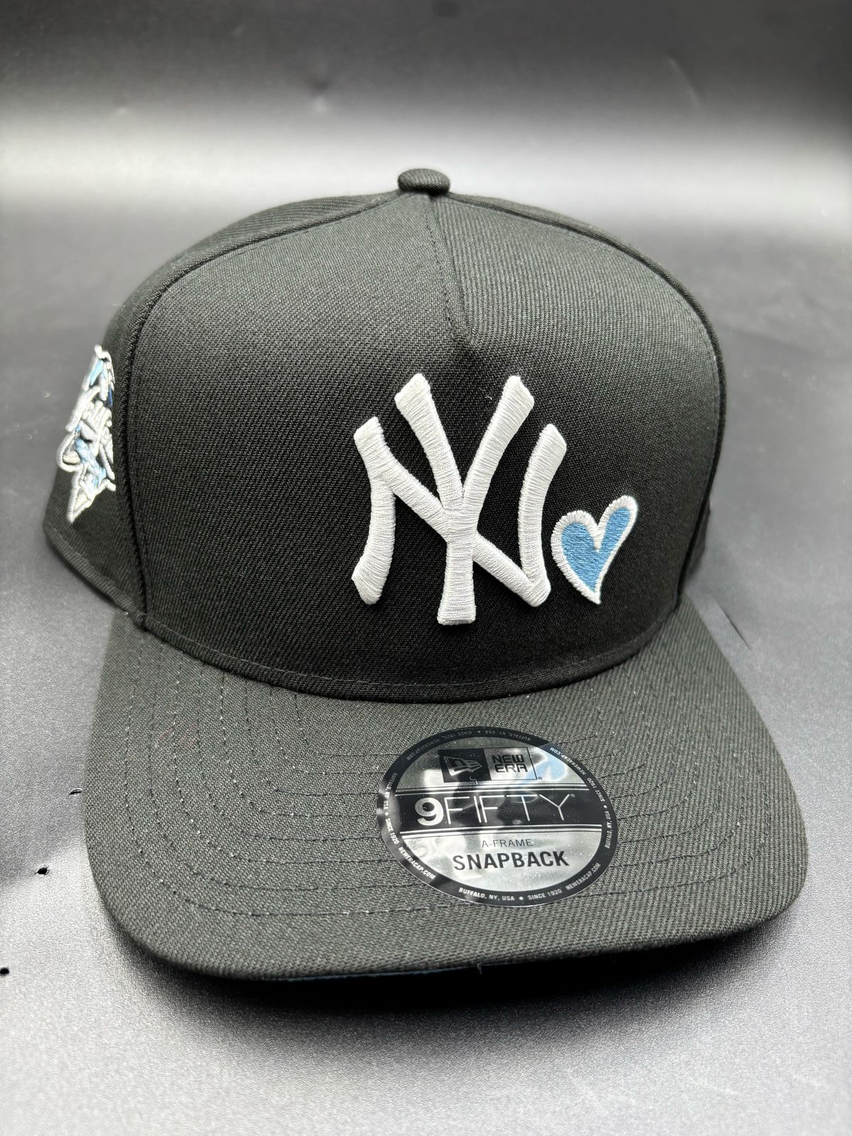 NEW ERA A-FRAME yankees  negro corazon azul