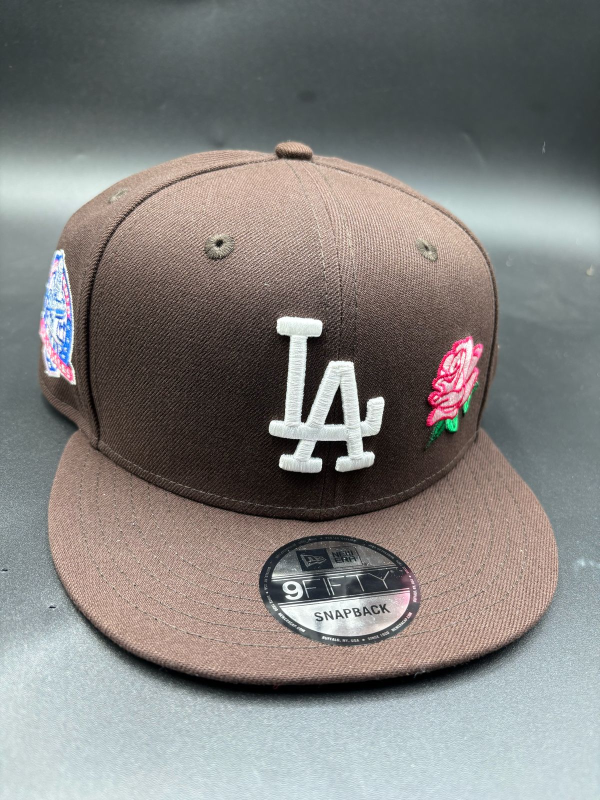 New Era Edicion LA Rosa Cafe oscuro