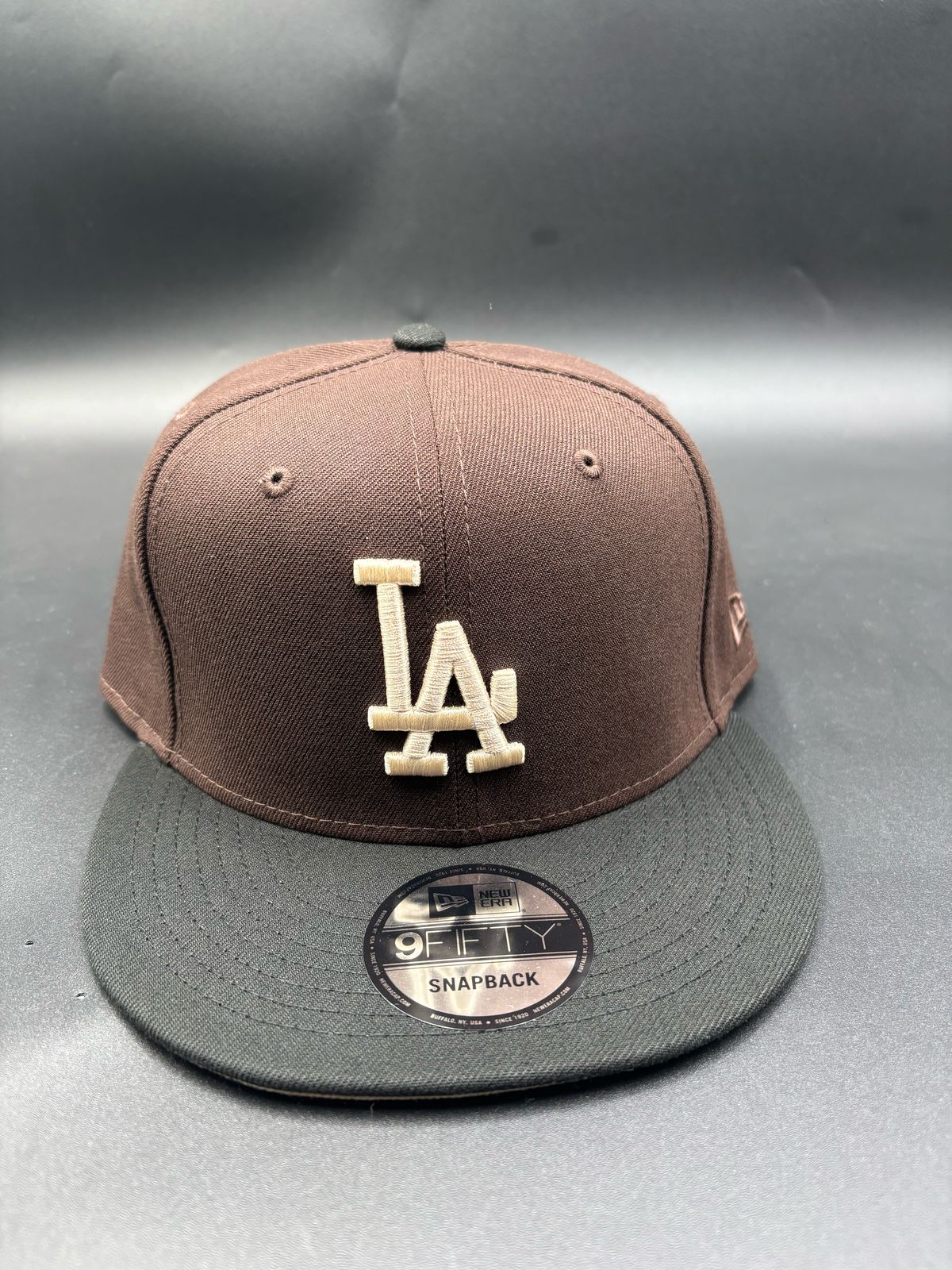NEW ERA edicion broche LA cafe nego