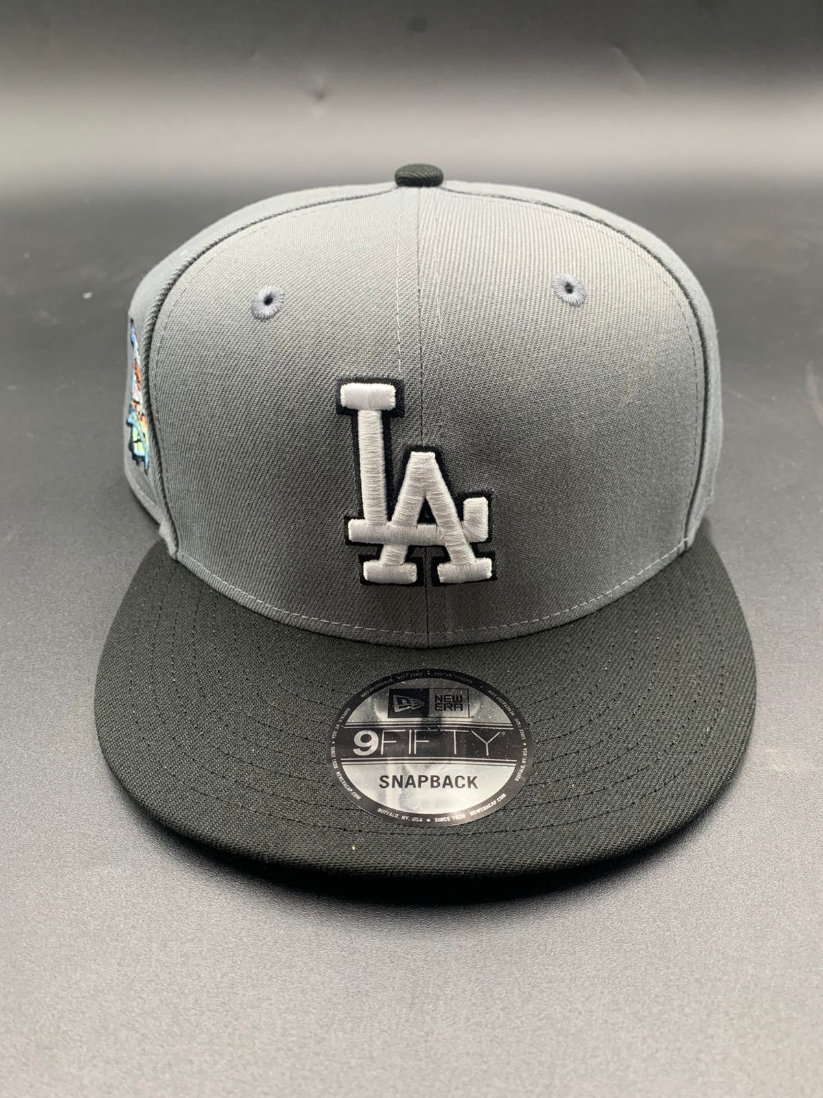 New Era Edicion LA Broche Gris Negro
