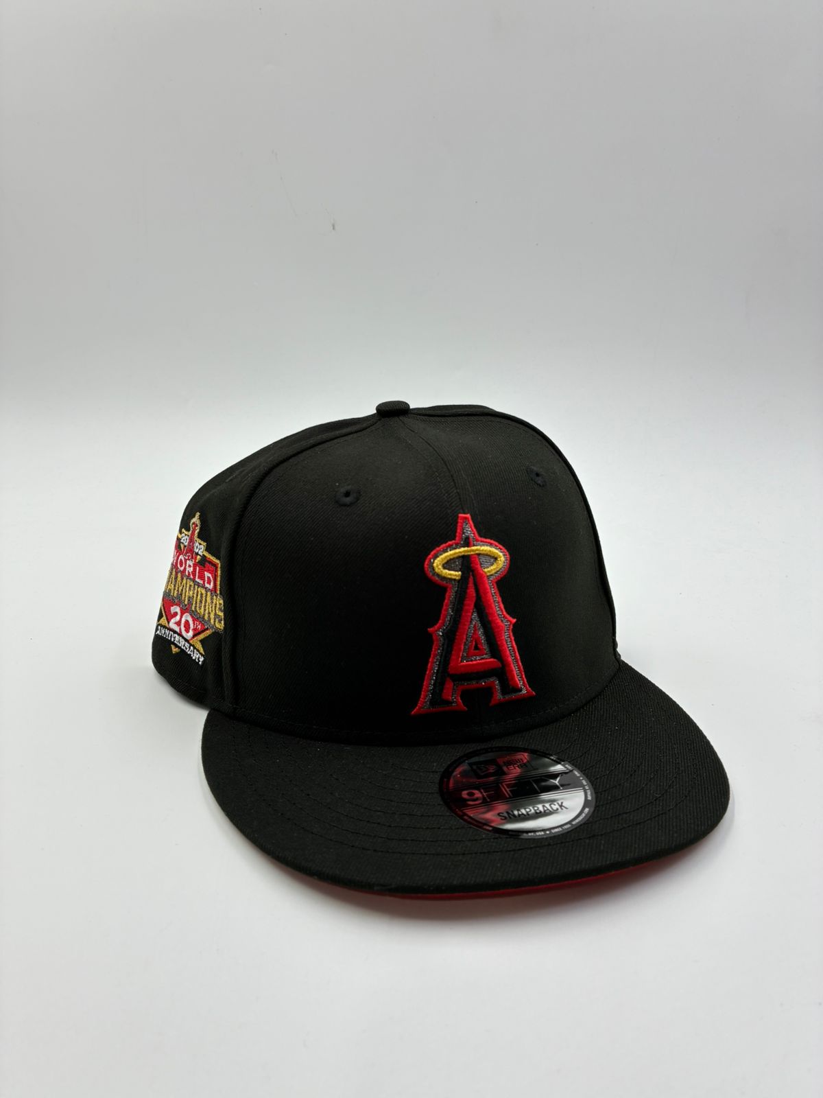 NEW ERA EDICION BROCHE ANGELS NEGRO ROJO