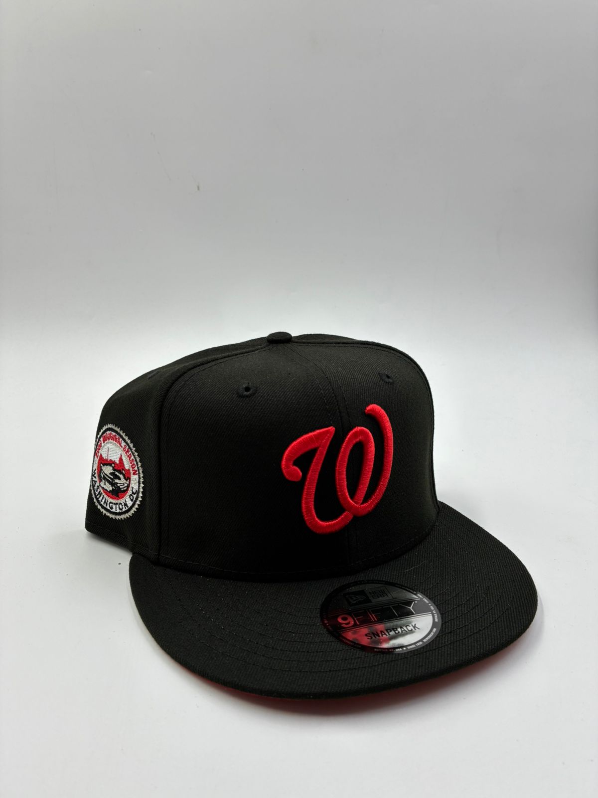 NEW ERA EDICION BROCHE WASHINGTON NEGRO ROJO