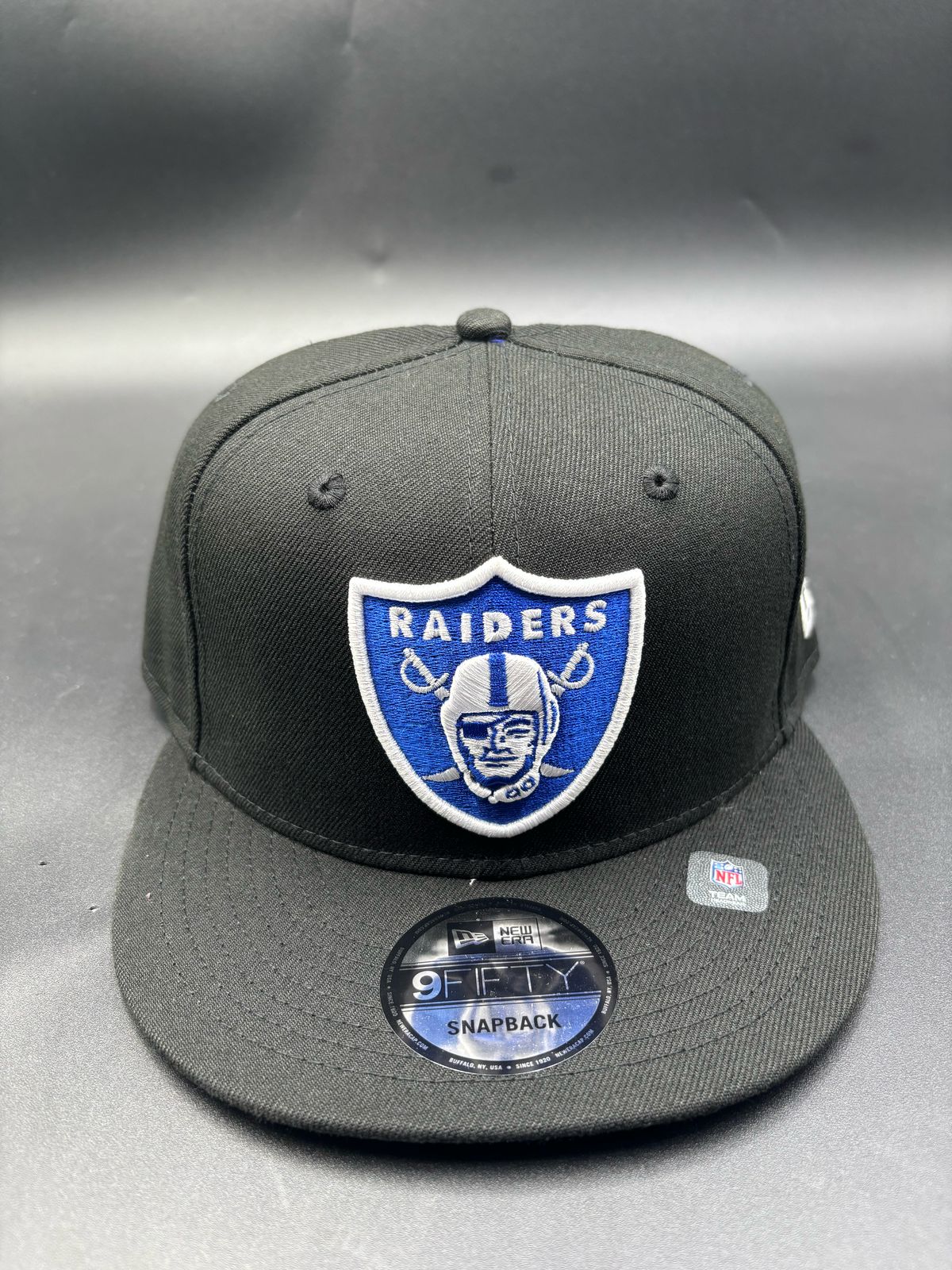 NEW ERA edicion broche Raides negro