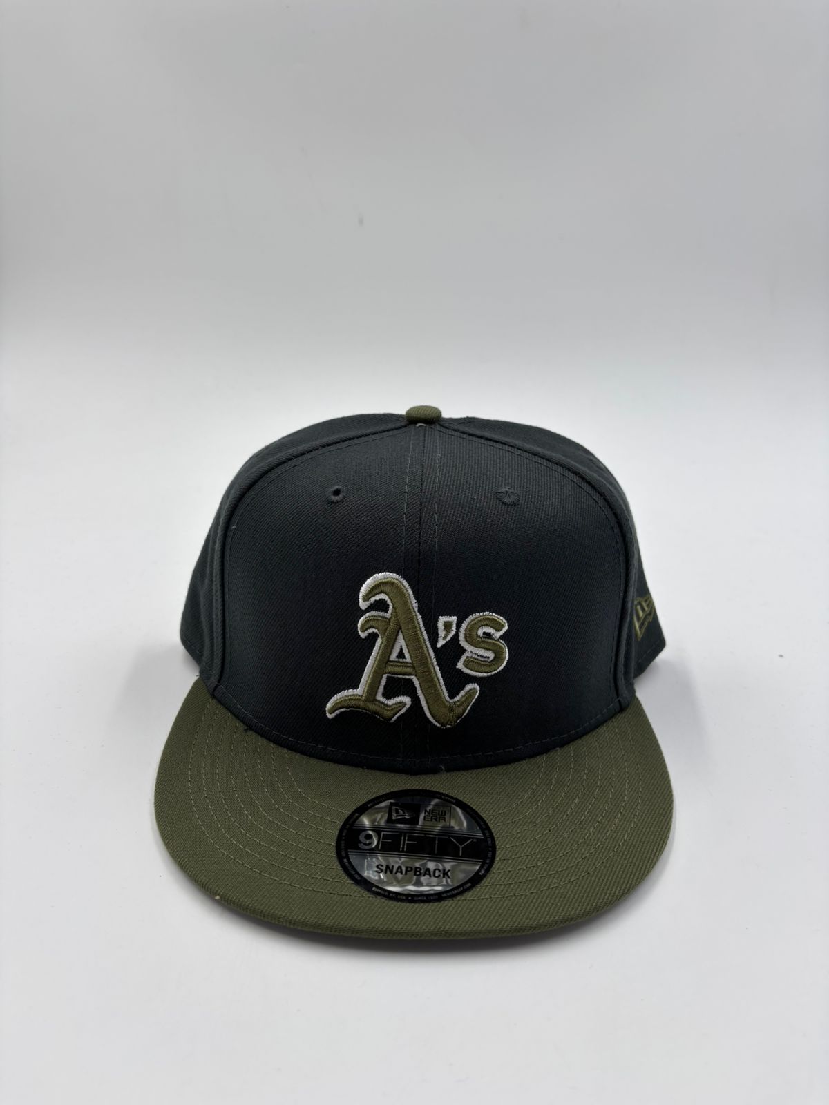 NEW ERA BROCHE OAKLAND VERDE OLIVA
