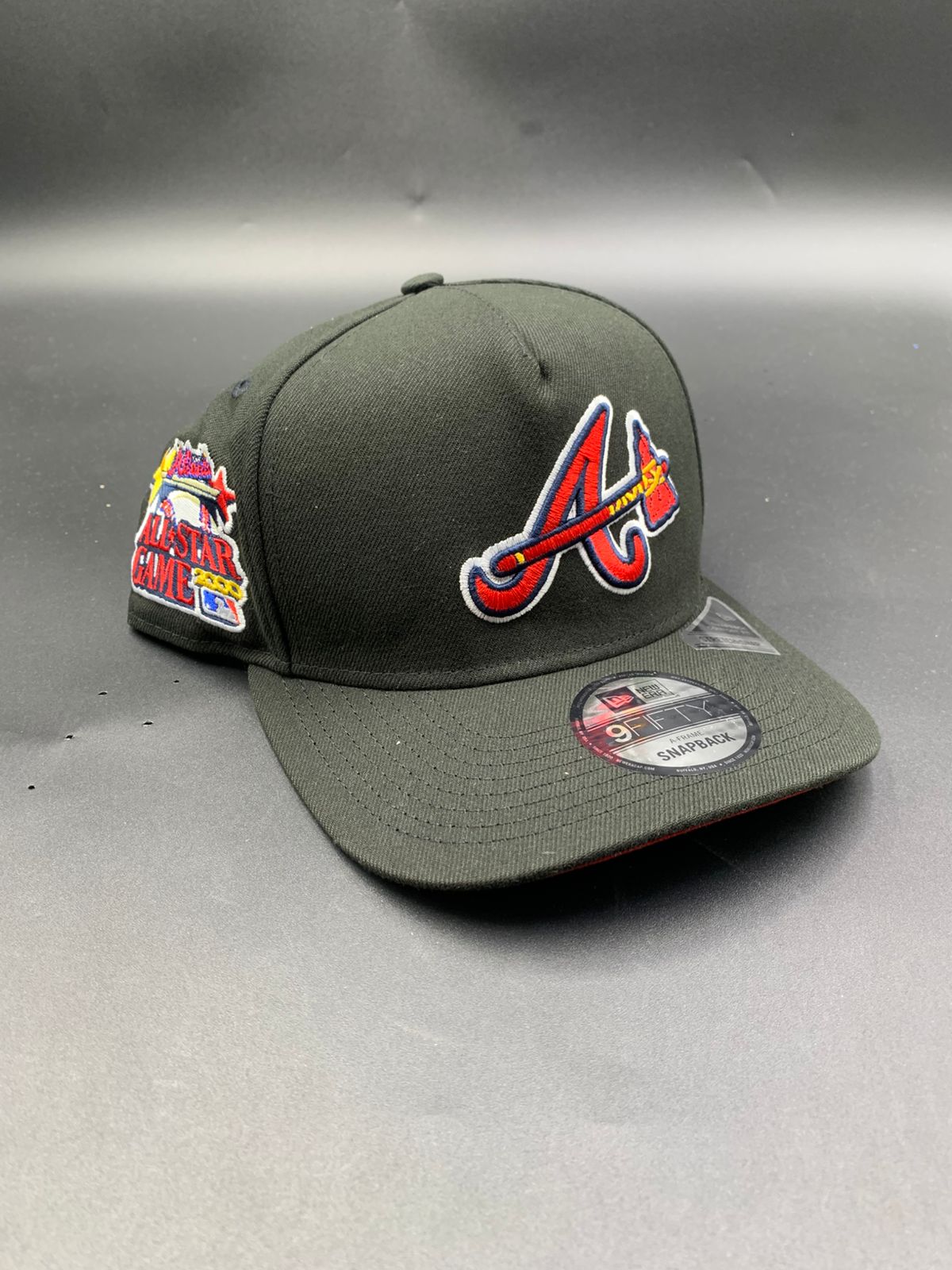 New Era A-Frame Atlanta Negro Visera Rojo