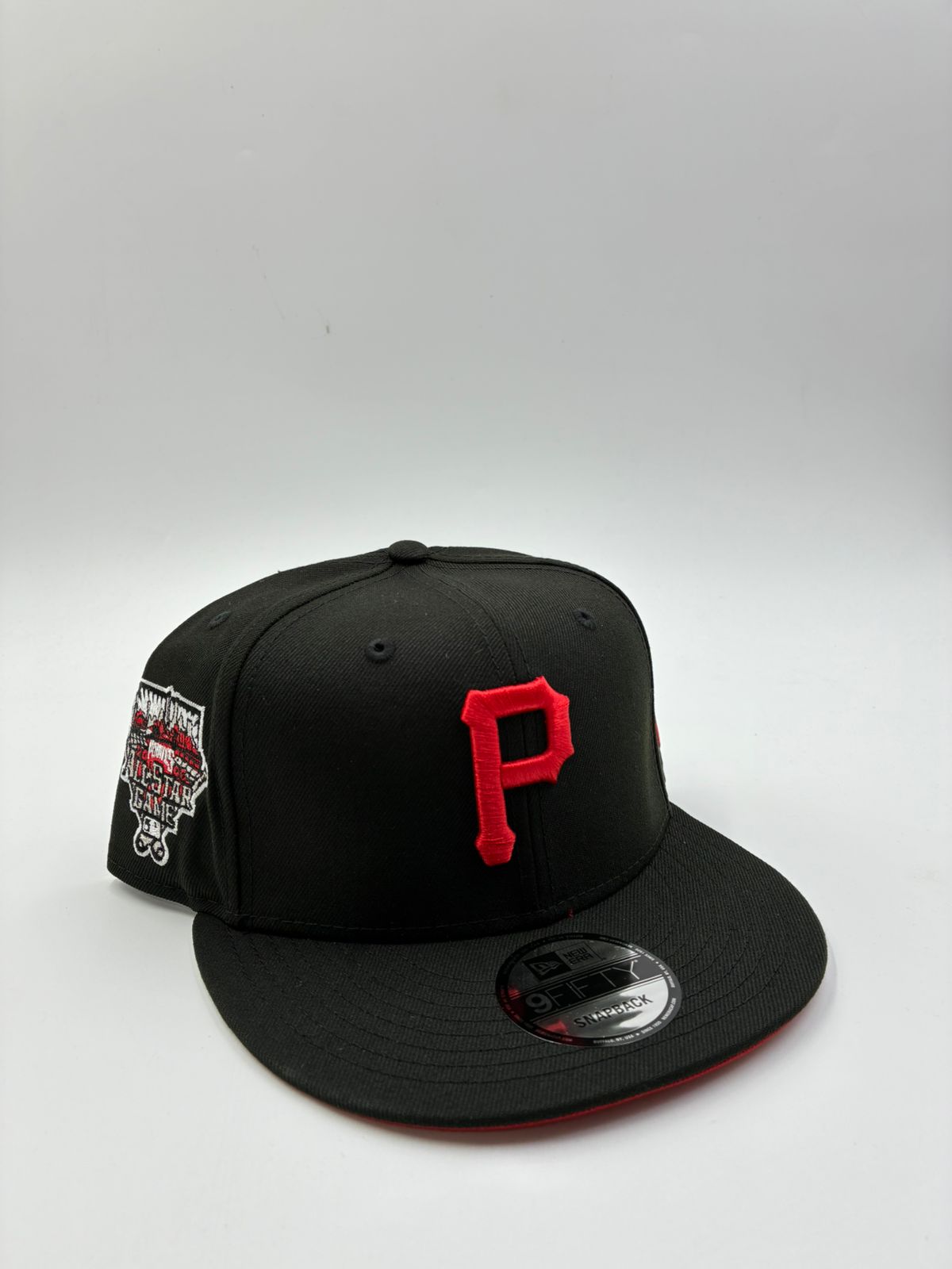 NEW ERA EDICION BROCHE PIRATAS NEGRA ROJO