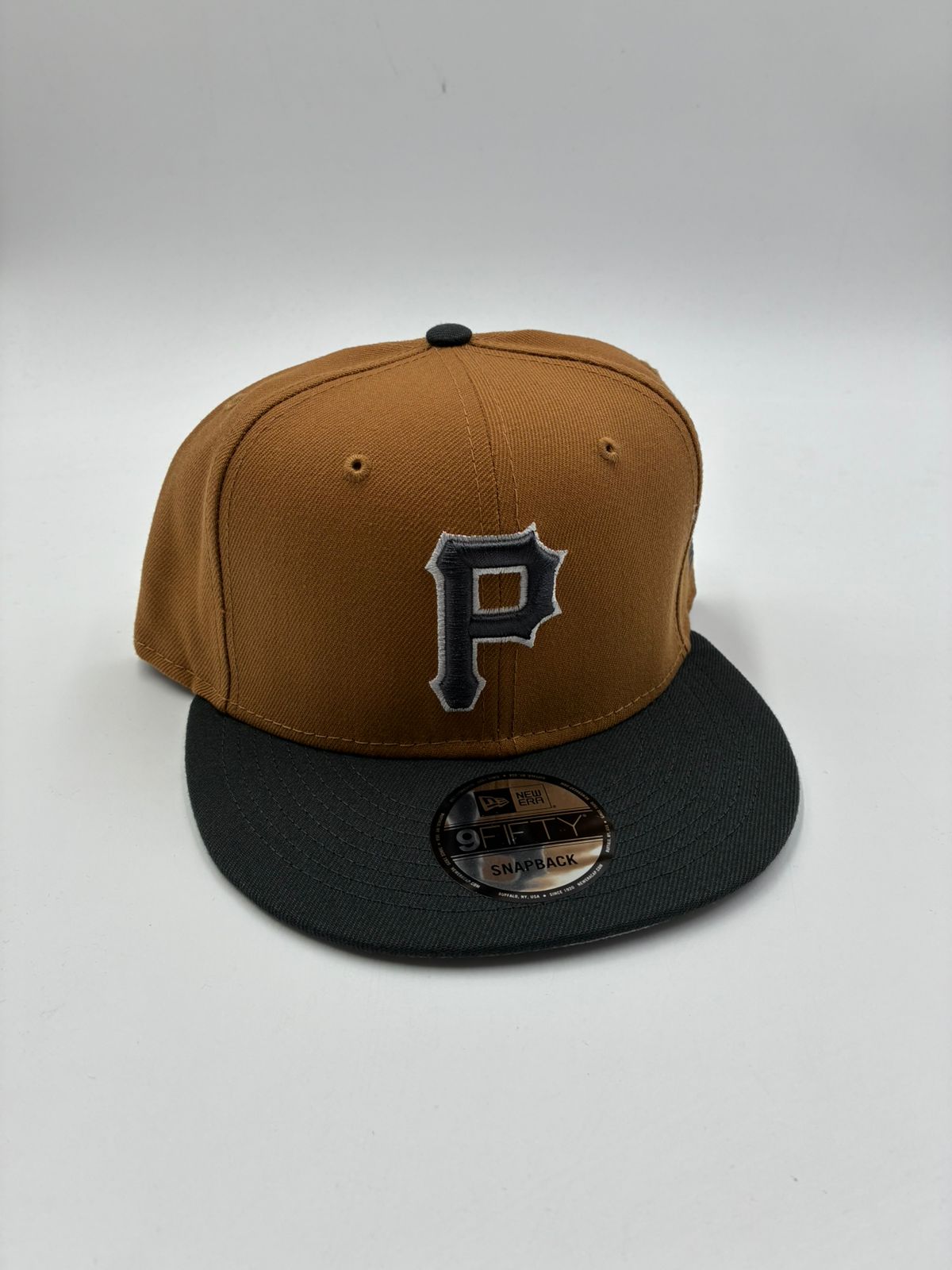 NEW ERA BROCHE PIRATES CAFE NEGRO