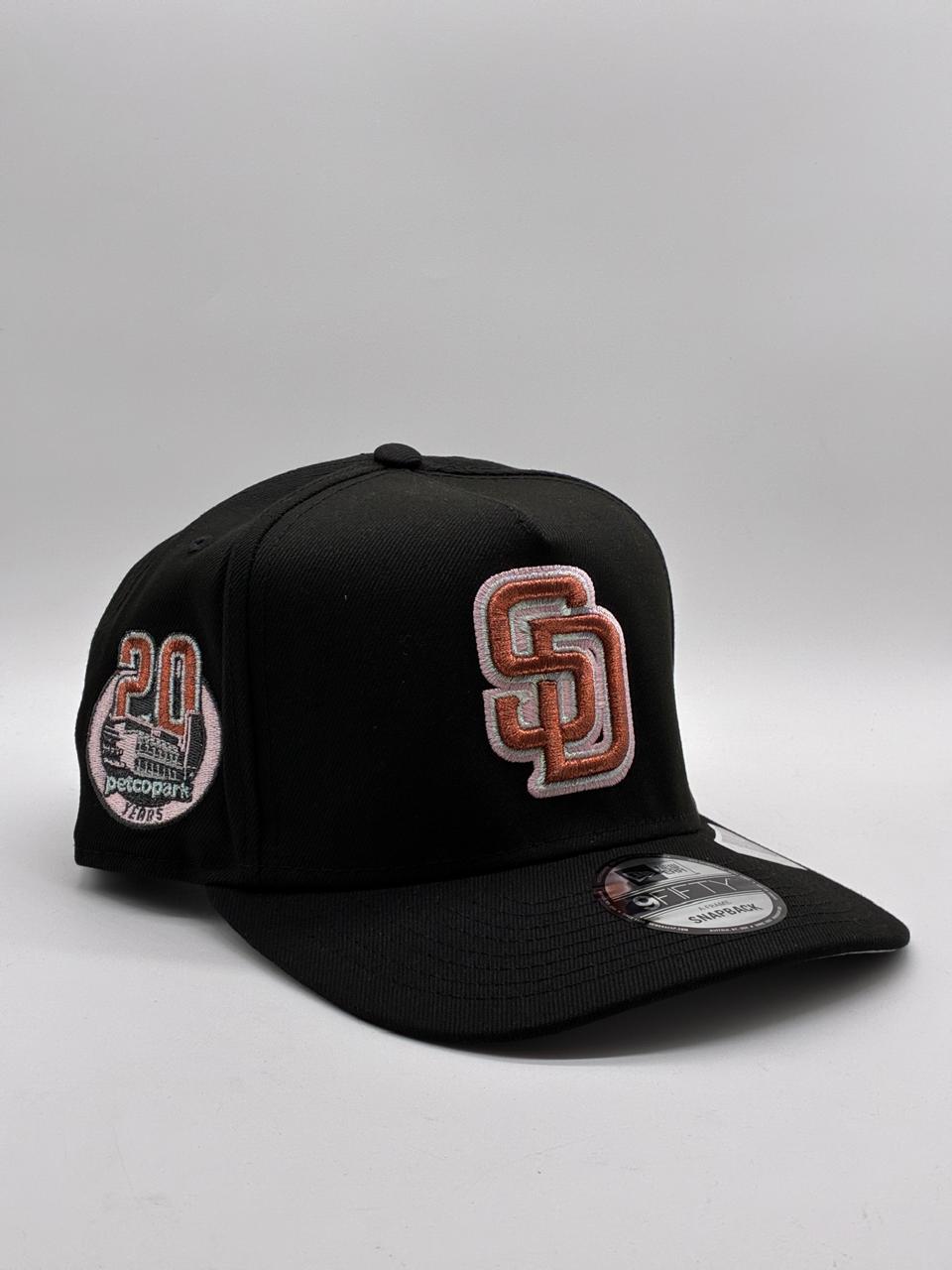New Era A-FRAME sd negra contorno rosa