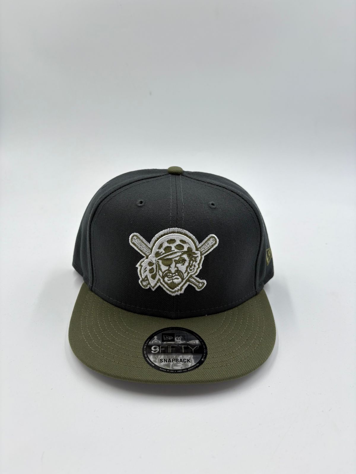NEW ERA BROCHE PIRATAS VERDE OLIVA