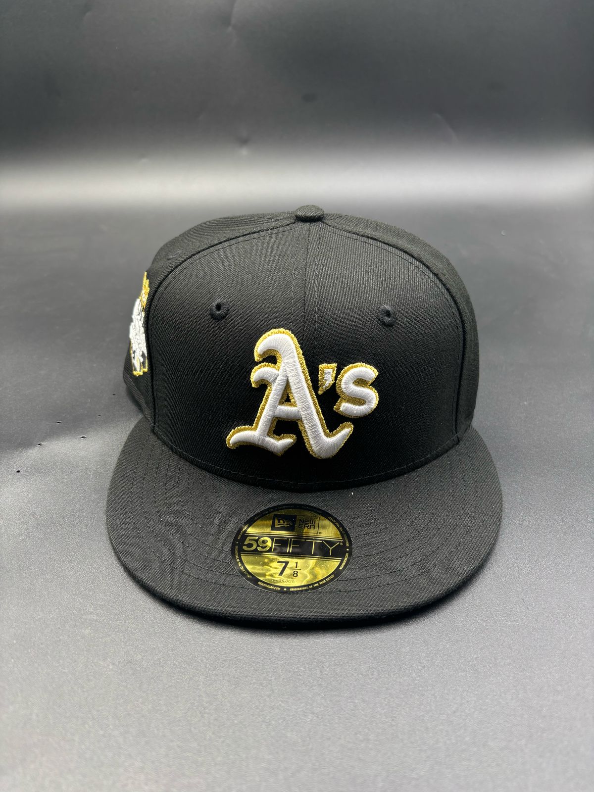 New Era Edicion Oakland Contorno Dorado