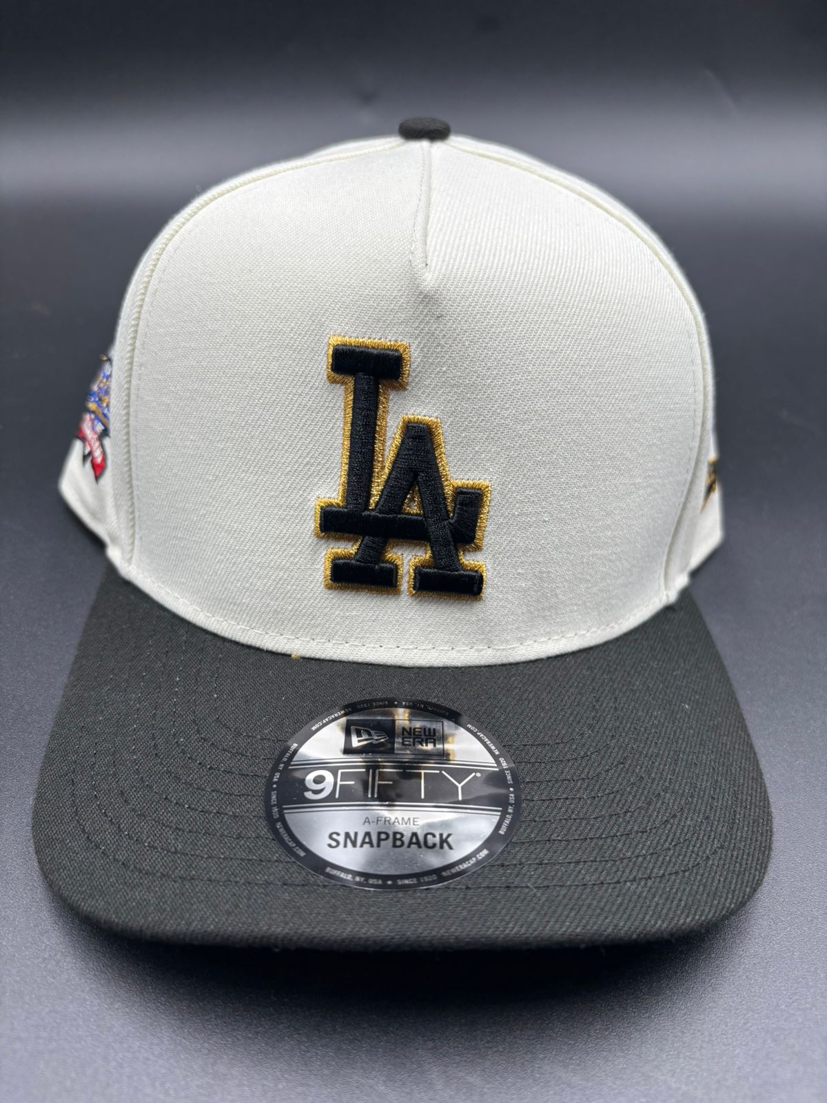 NEW ERA A-FRAME beige negro dor