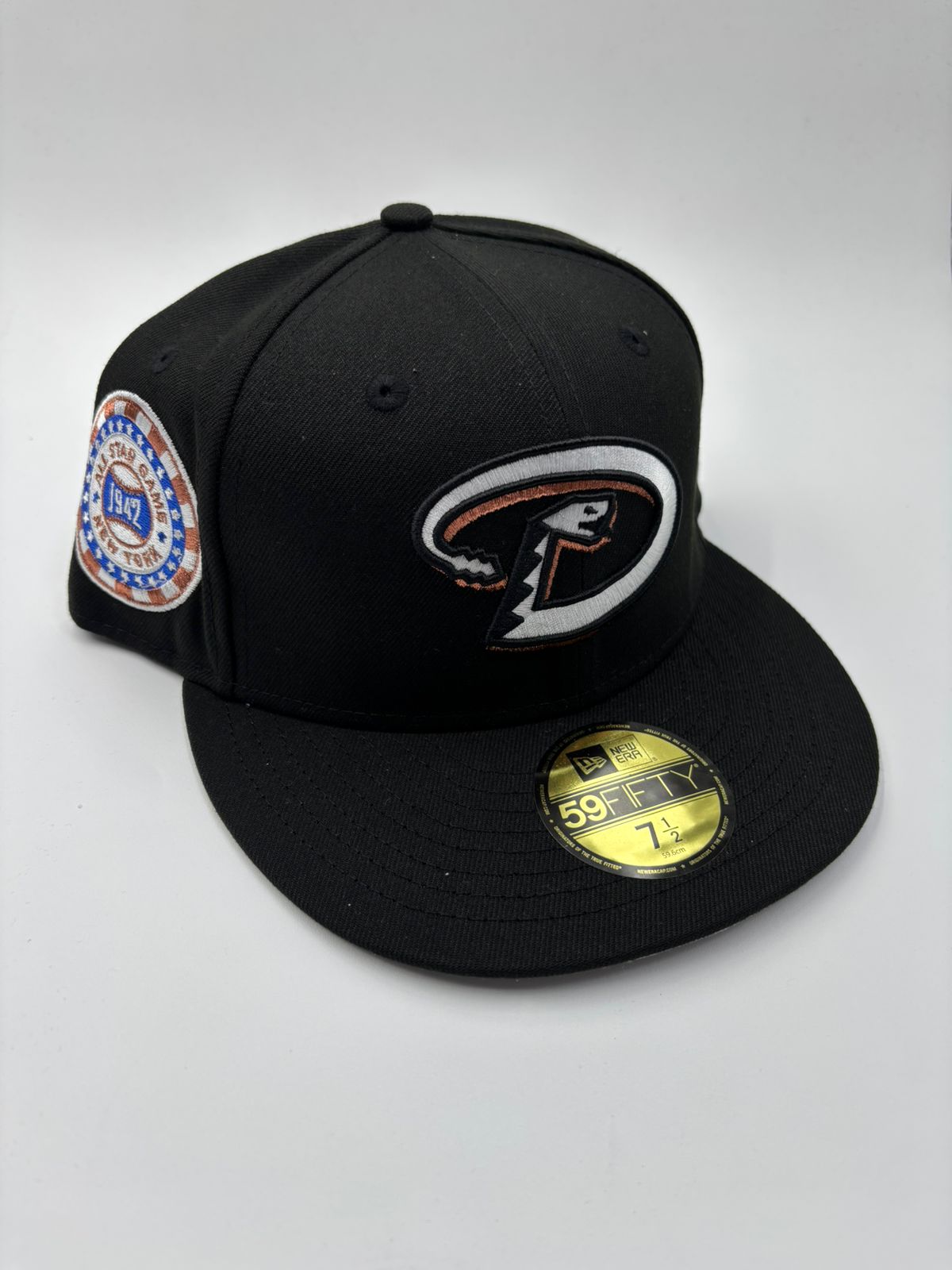 NEW ERA EDICION DIAMOND NEGRO CONTORNO CAFE