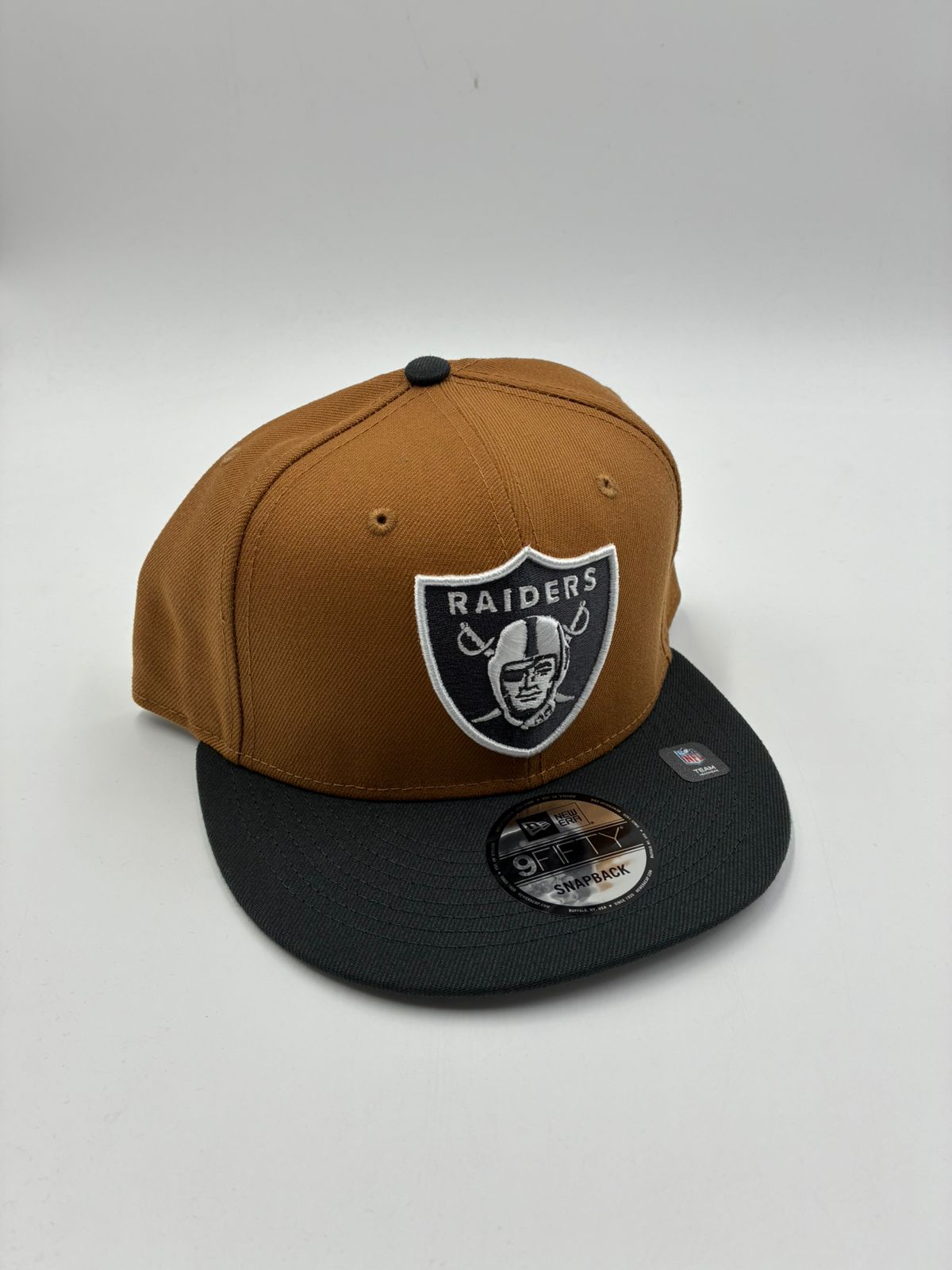 NEW ERA BROCHE RAIDERS CAFE NEGRA