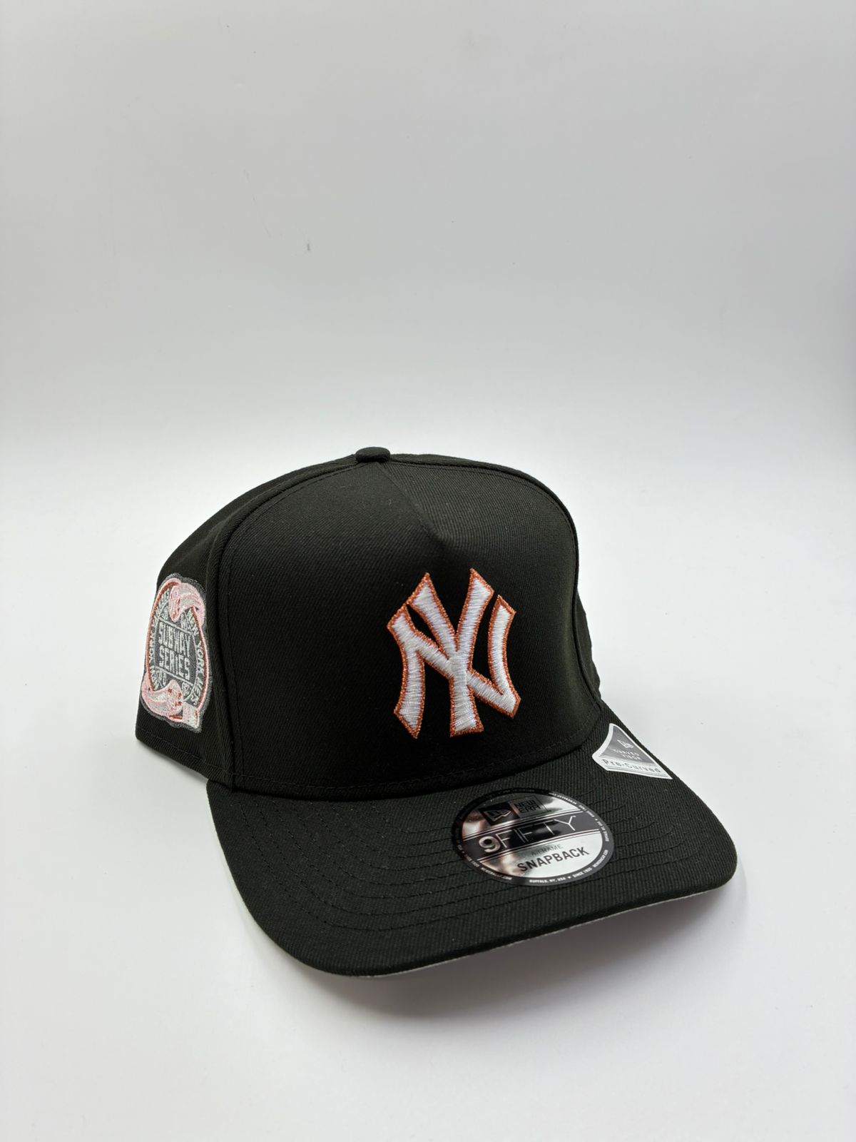NEW ERA A-FRAME YANKEES NEGRO CONTORNO BRONCE