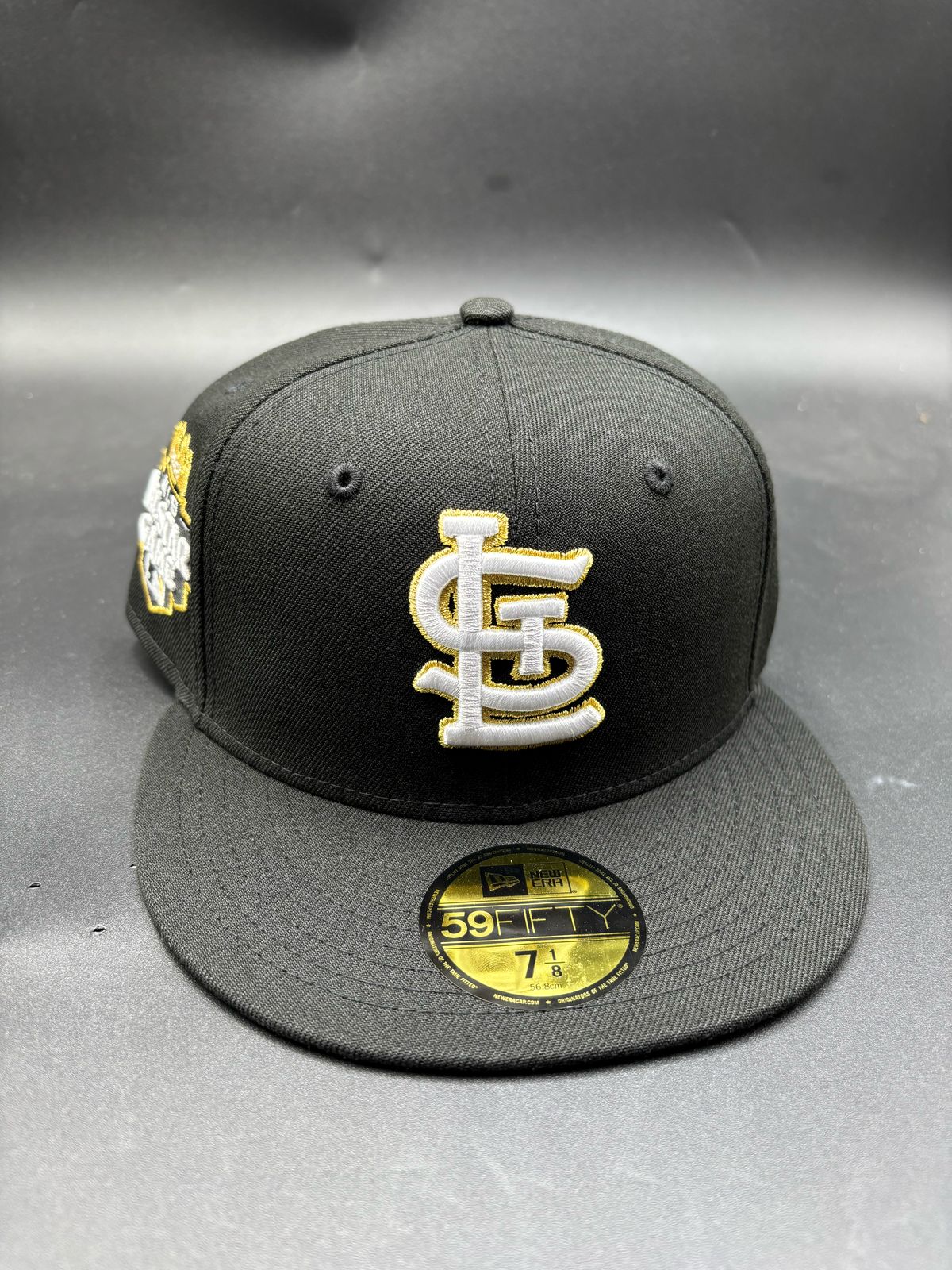 New Era Edicion San Luis Contorno Dorado