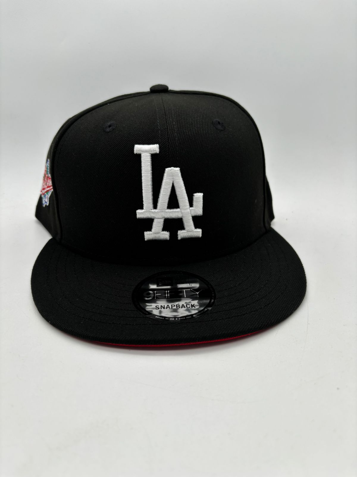 New Era Edicion LA Negra Visera Roja