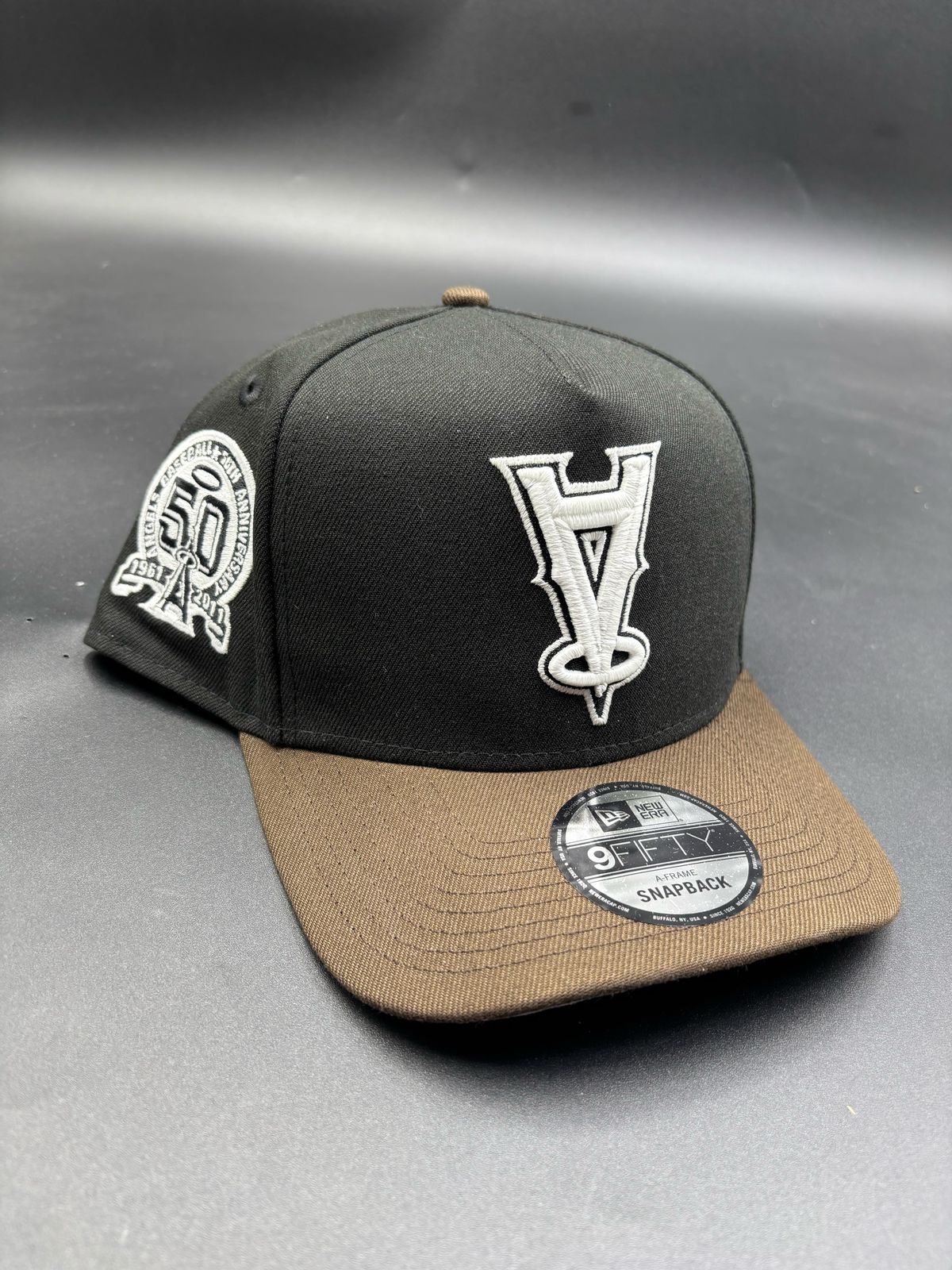 NEW ERA A-FRAME Angels50aniversario negro cafe