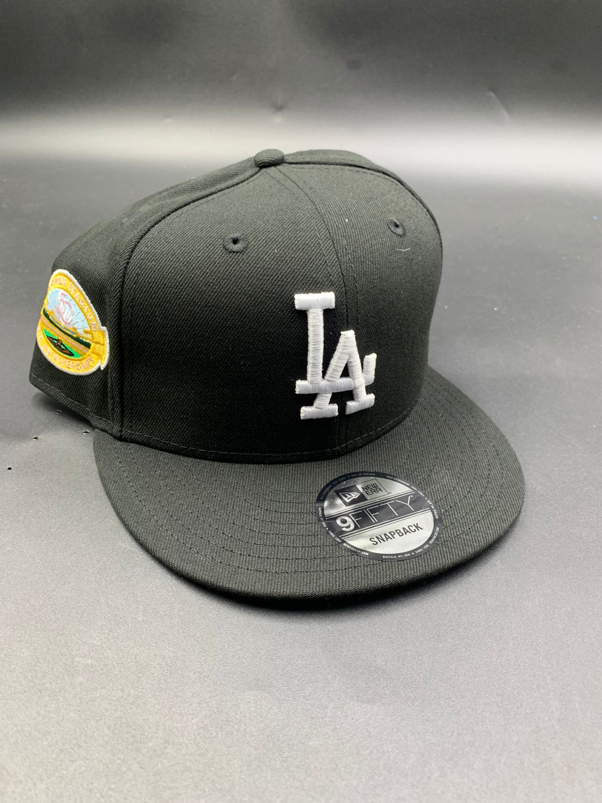 New Era Edicion LA Negro Visera Rosa Broche