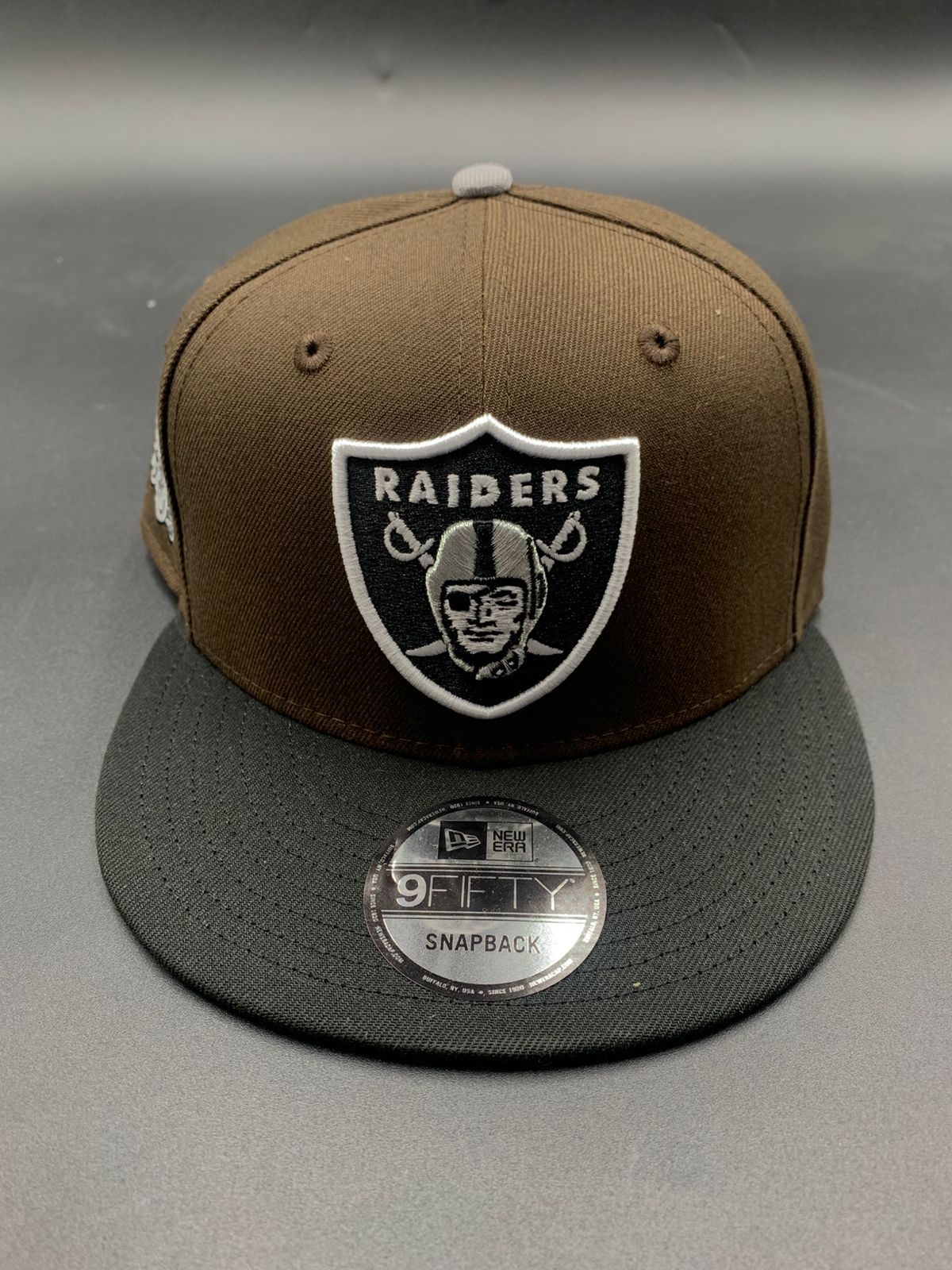 New Era Edicion Raiders Broche Cafe