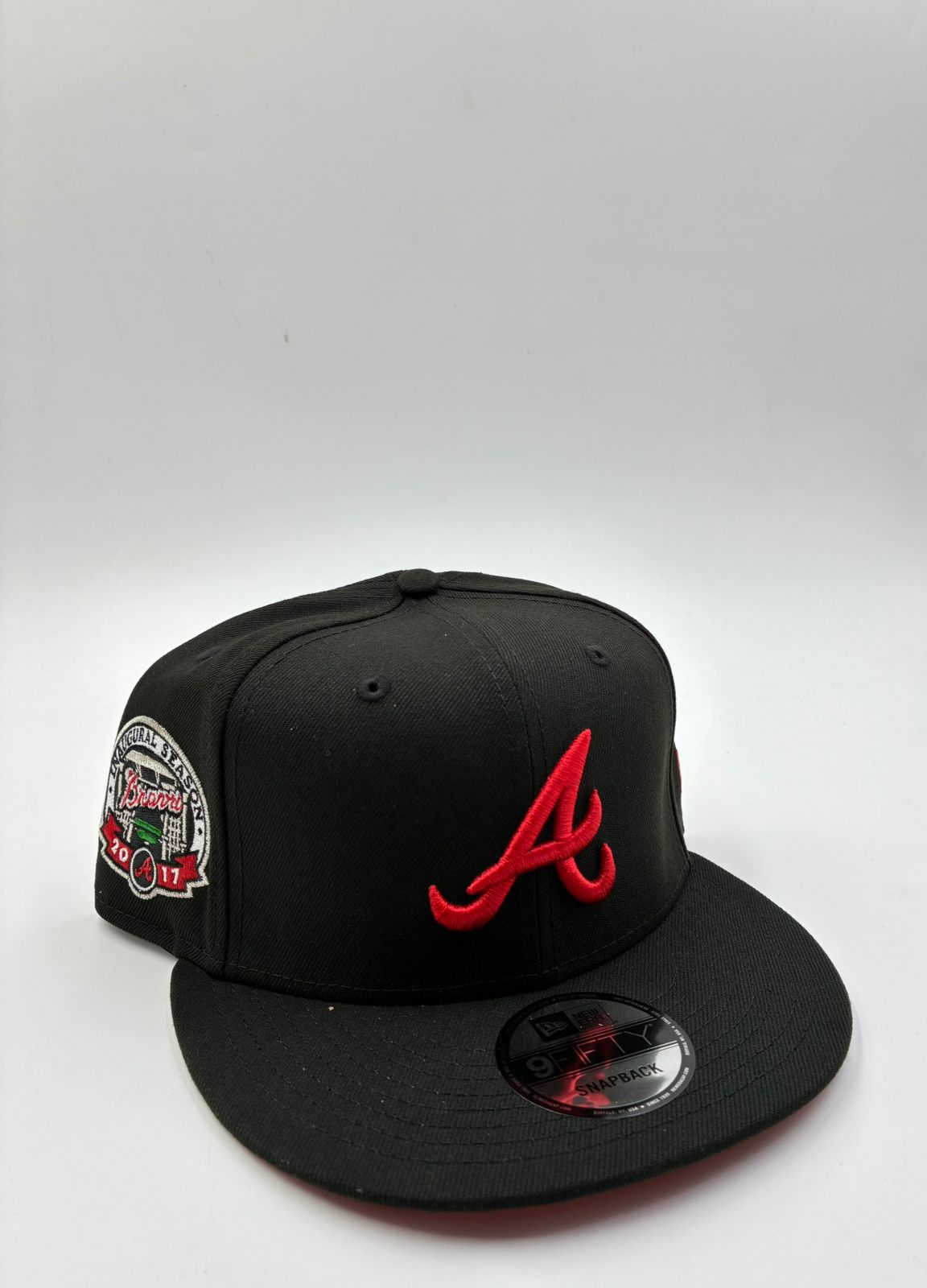 NEW ERA EDICION BROCHE ATLANTA NEGRO ROJO