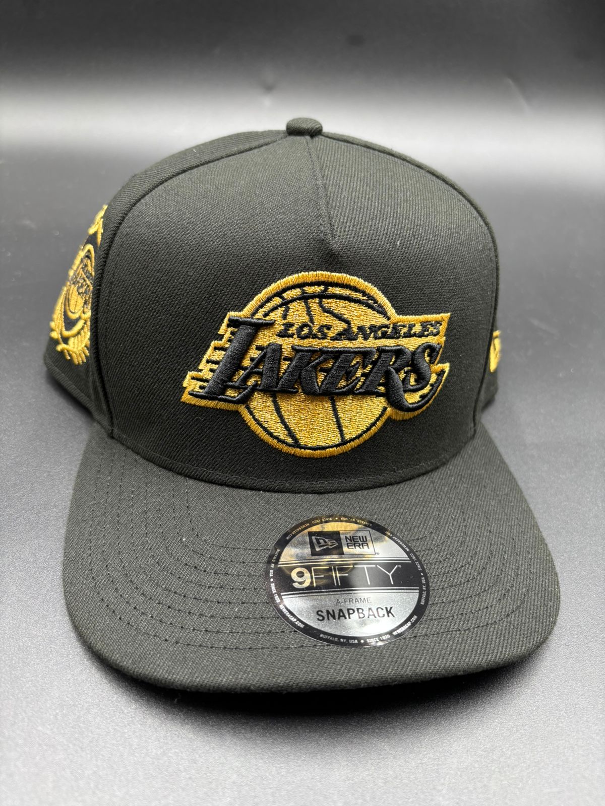 NEW ERA A-FRAME LAKERS NEGRO ORO