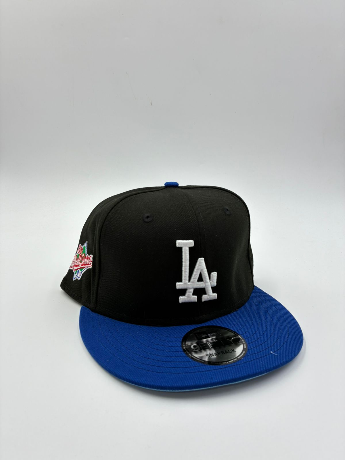 NEW ERA EDICION BROCHE LA NEGRA AZUL
