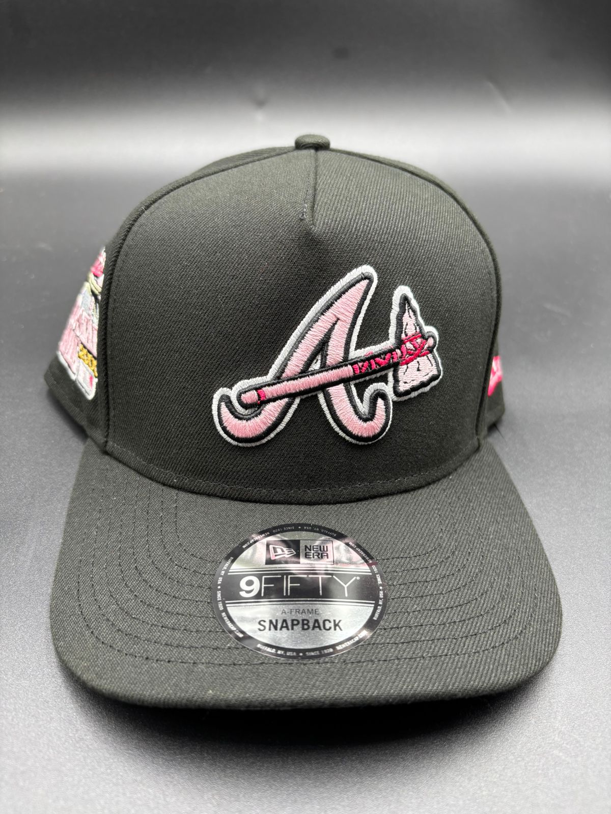 NEW ERA A- FRAME ATLANTA NEGRO ROSA