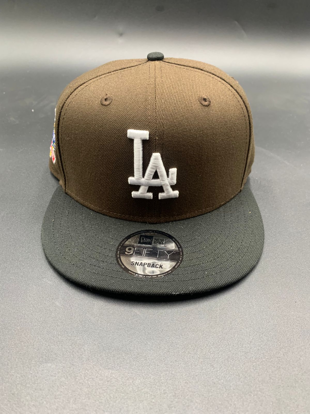 New Era Edicion LA Broche Cafe Negro