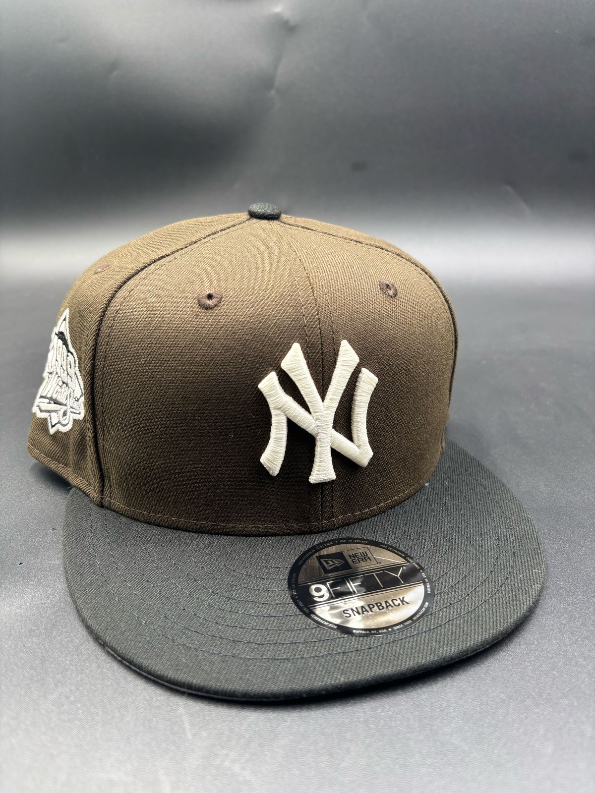 NEW ERA edicion broche yankes cafe negro