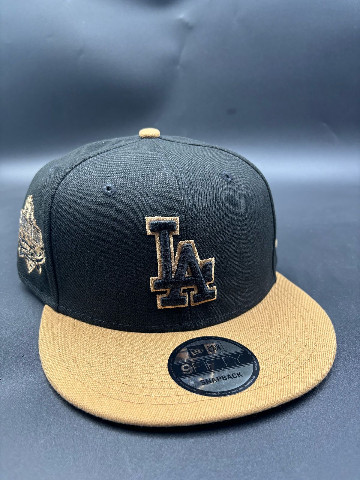 NEW ERA edicion broche LA negro cafe 1