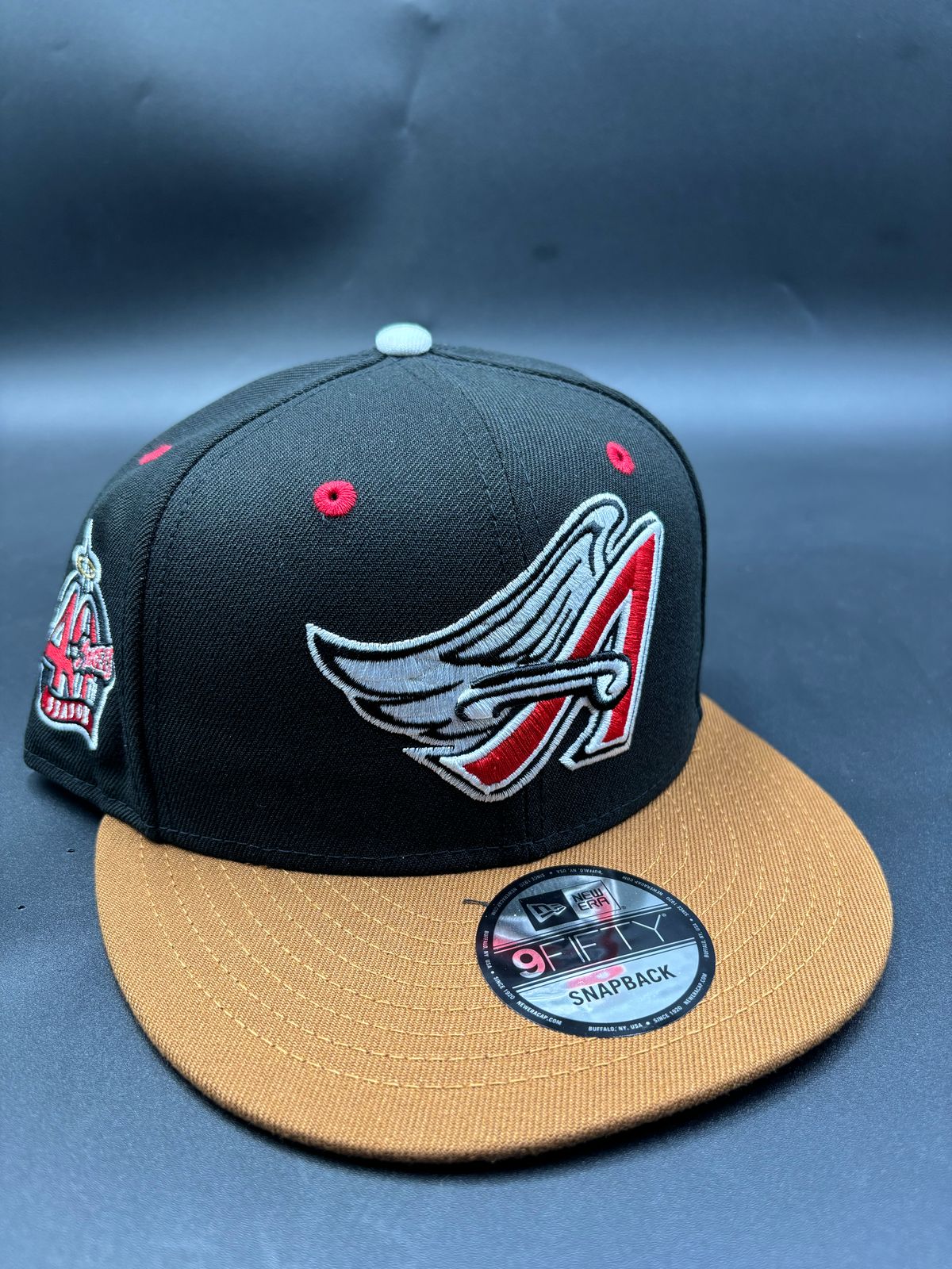 NEW ERA edicion broche angelinos negro cafe